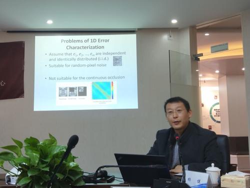 图3 杨健教授报告现场 图3 杨健教授报告现场